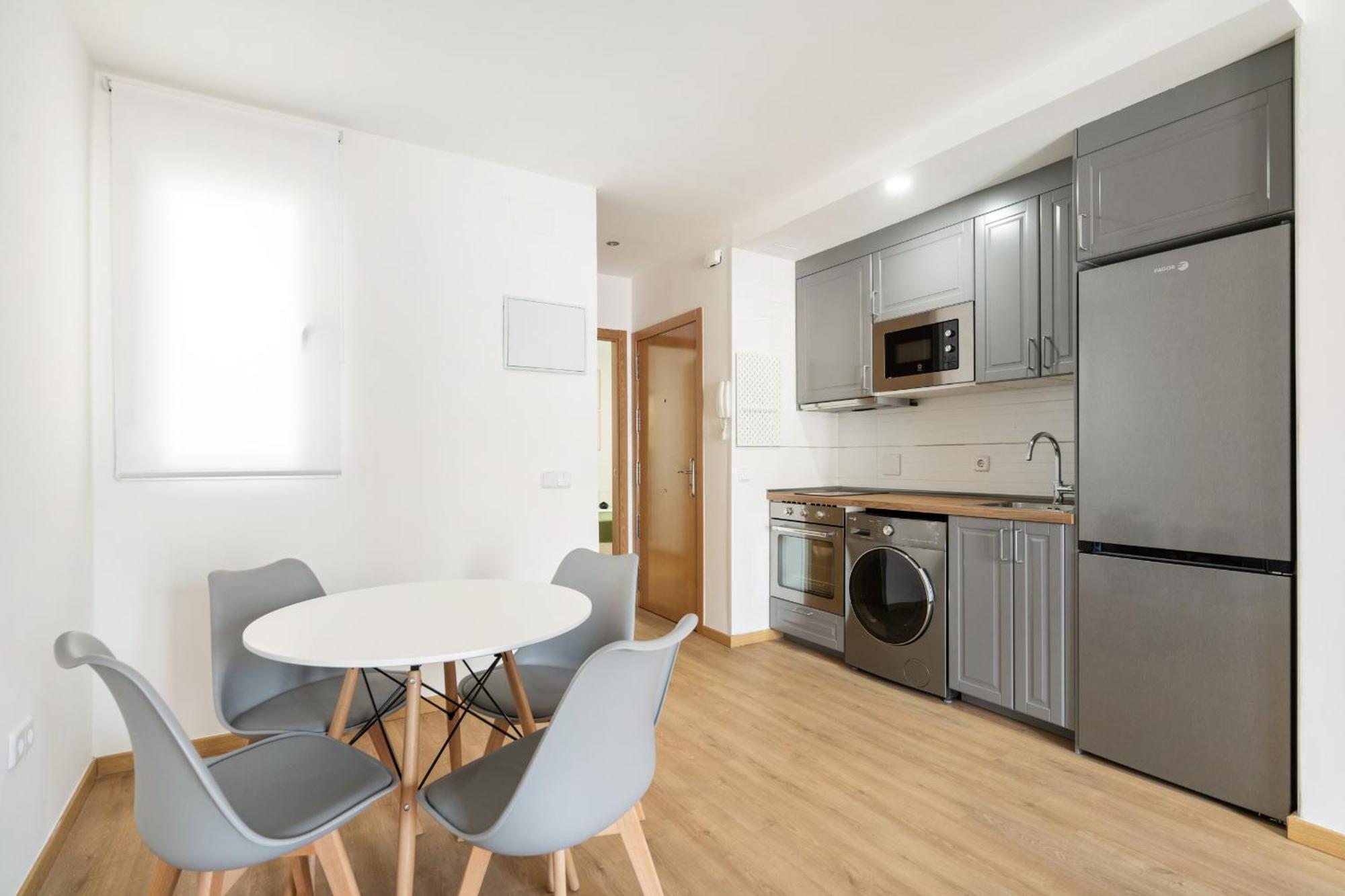 Apartamento En La Avenida De La Albufera Alquiler Temporal Madrid Luaran gambar
